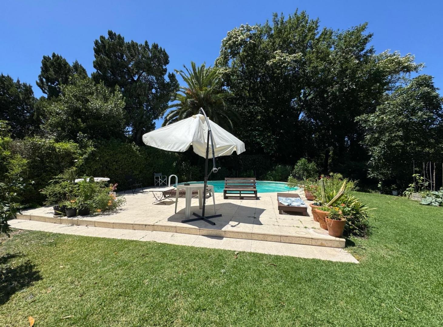 Casa en Bella Vista en excelente zona a metros del Corredor