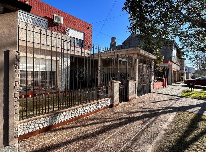Venta Inmueble de 5 ambientes - Cochera, Jardín, Patio y Quincho  5