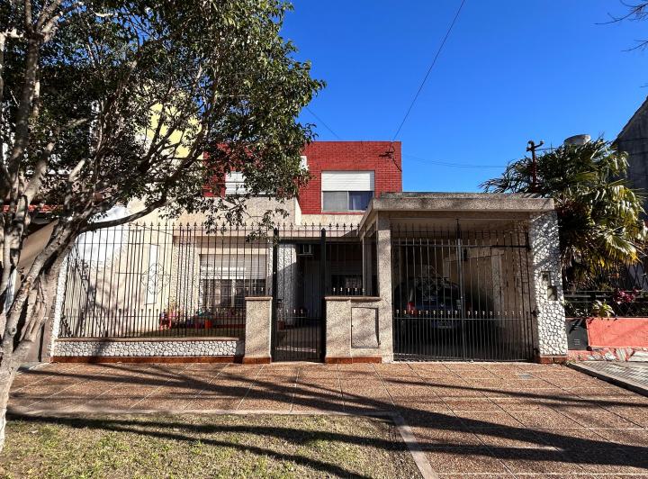 Venta Inmueble de 5 ambientes - Cochera, Jardín, Patio y Quincho  1