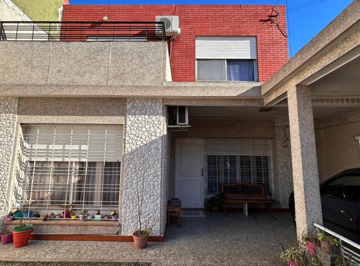 Venta Inmueble de 5 ambientes - Cochera, Jardín, Patio y Quincho  2