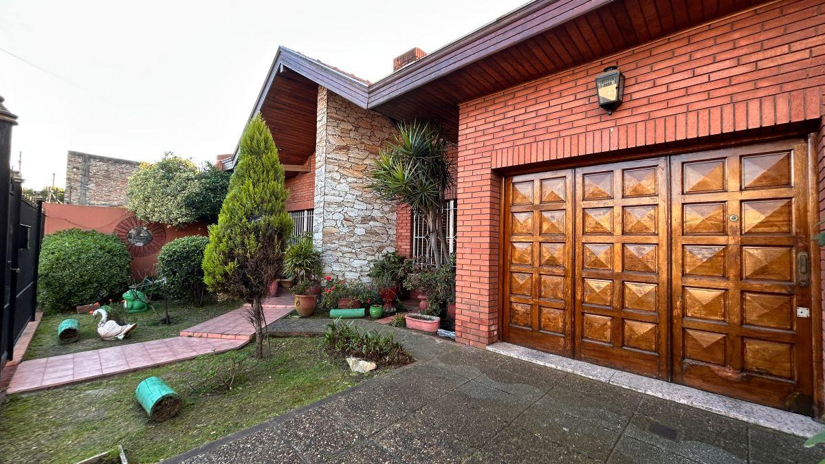 Foto de Venta Espectacular Casa en Lomas de Zamora - Cochera, Patio, Jardin, imagen 3
