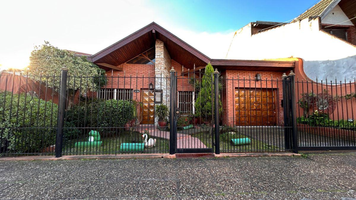 Foto de Venta Espectacular Casa en Lomas de Zamora - Cochera, Patio, Jardin, imagen 2