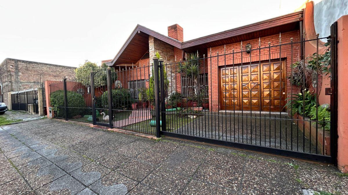 Foto de Venta Espectacular Casa en Lomas de Zamora - Cochera, Patio, Jardin, imagen 1