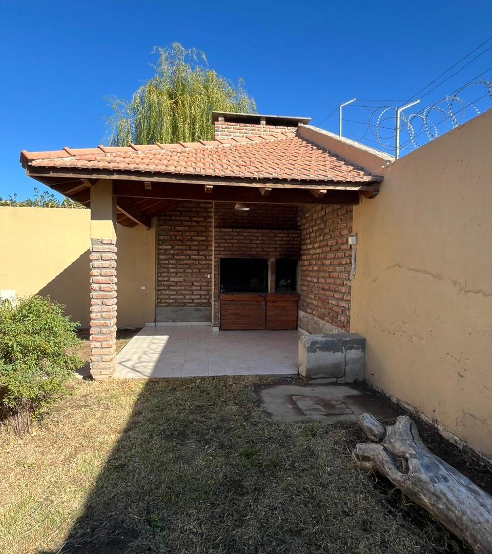 Excelente casa en una planta con 2 dormitorios + garage + Patio.