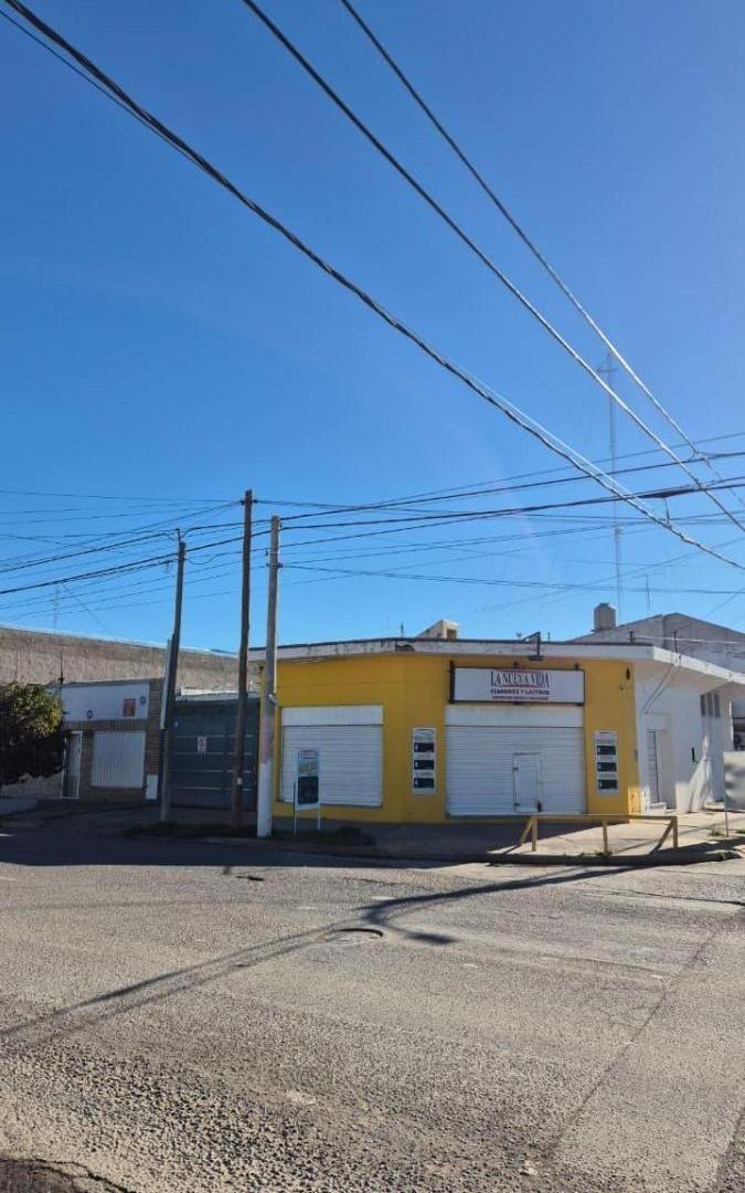 Foto de Excelente propiedad ABSOLUTAMENTE HABITABLE y con LOCALES COMERCIALES, imagen 2