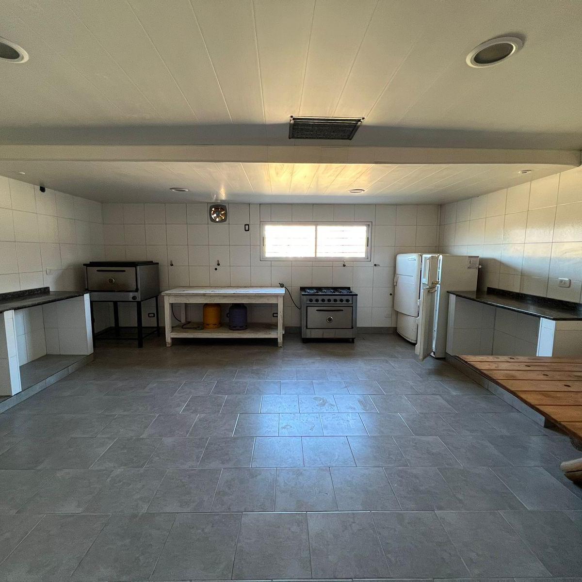 VENTA DE IMPORTATE PREDIO. SALONES DE FIESTA - CASAS