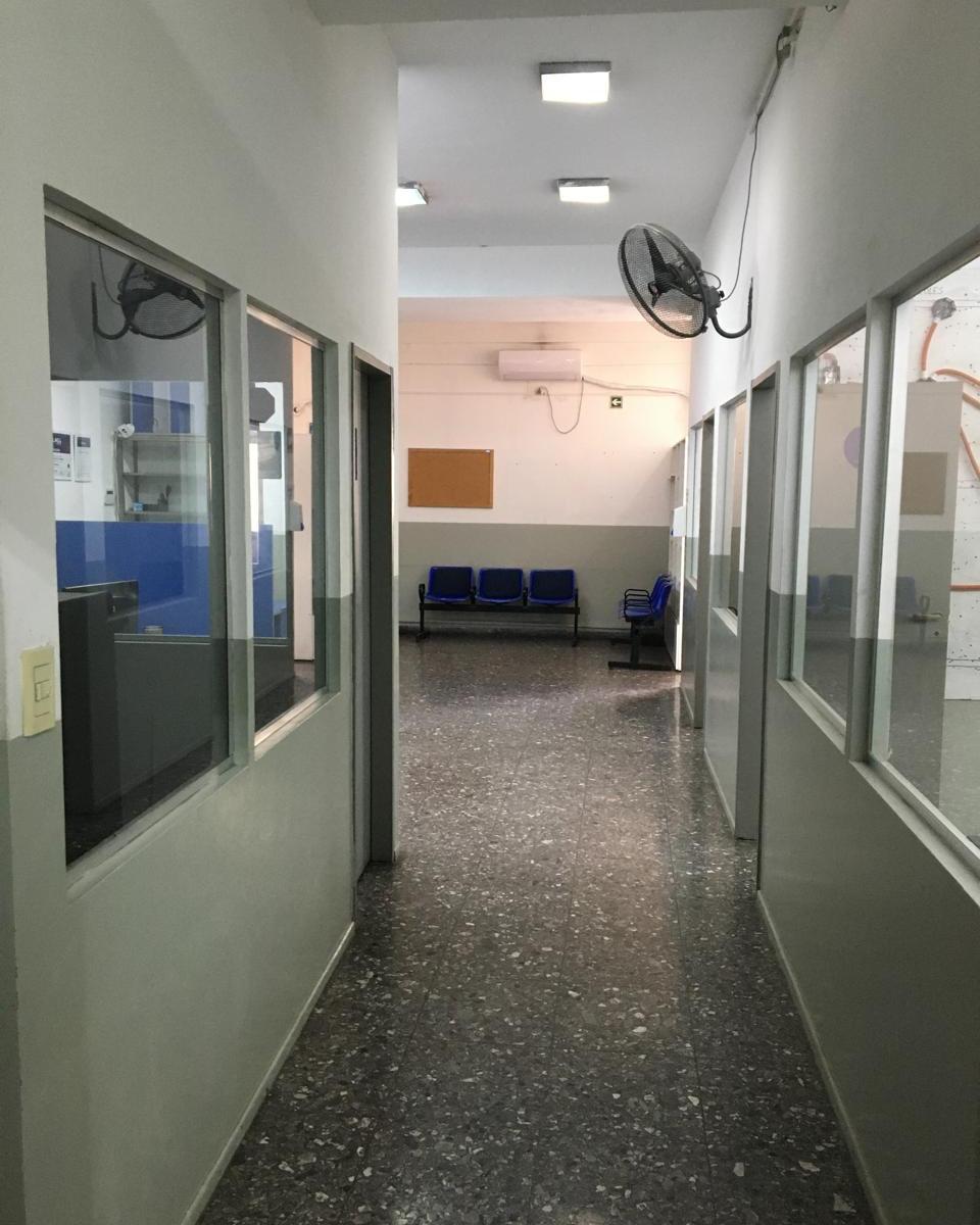 AMPLIA OFICINA EN PLENO CENTRO DE MORON.