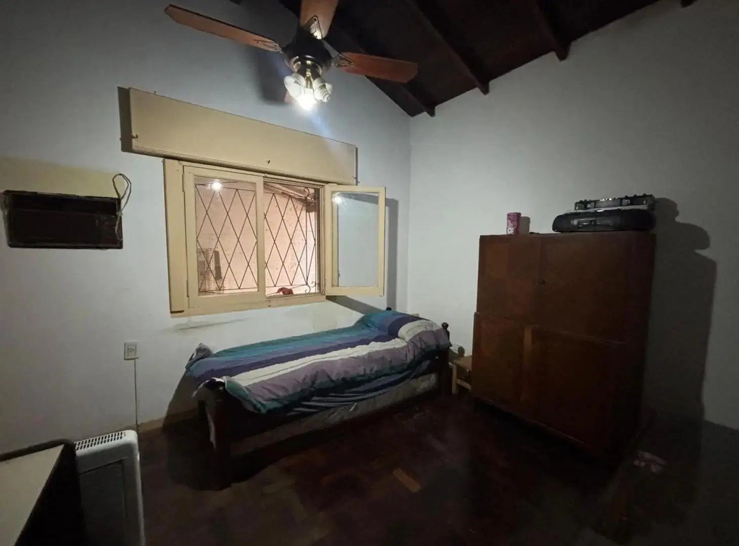 Chalet de 4 ambientes, con amplio lote y cochera pasante , fondo libre.- 2