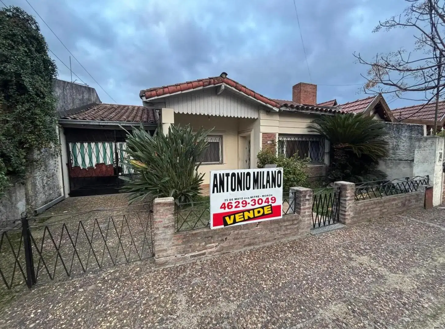 Chalet de 4 ambientes, con amplio lote y cochera pasante , fondo libre.- 3