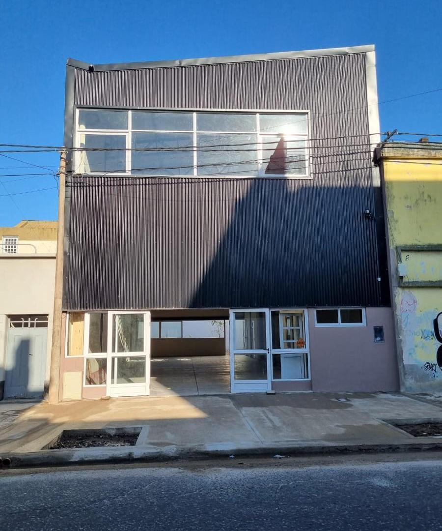 Local a la venta de 250 m2 a estrenar en Luis Agote