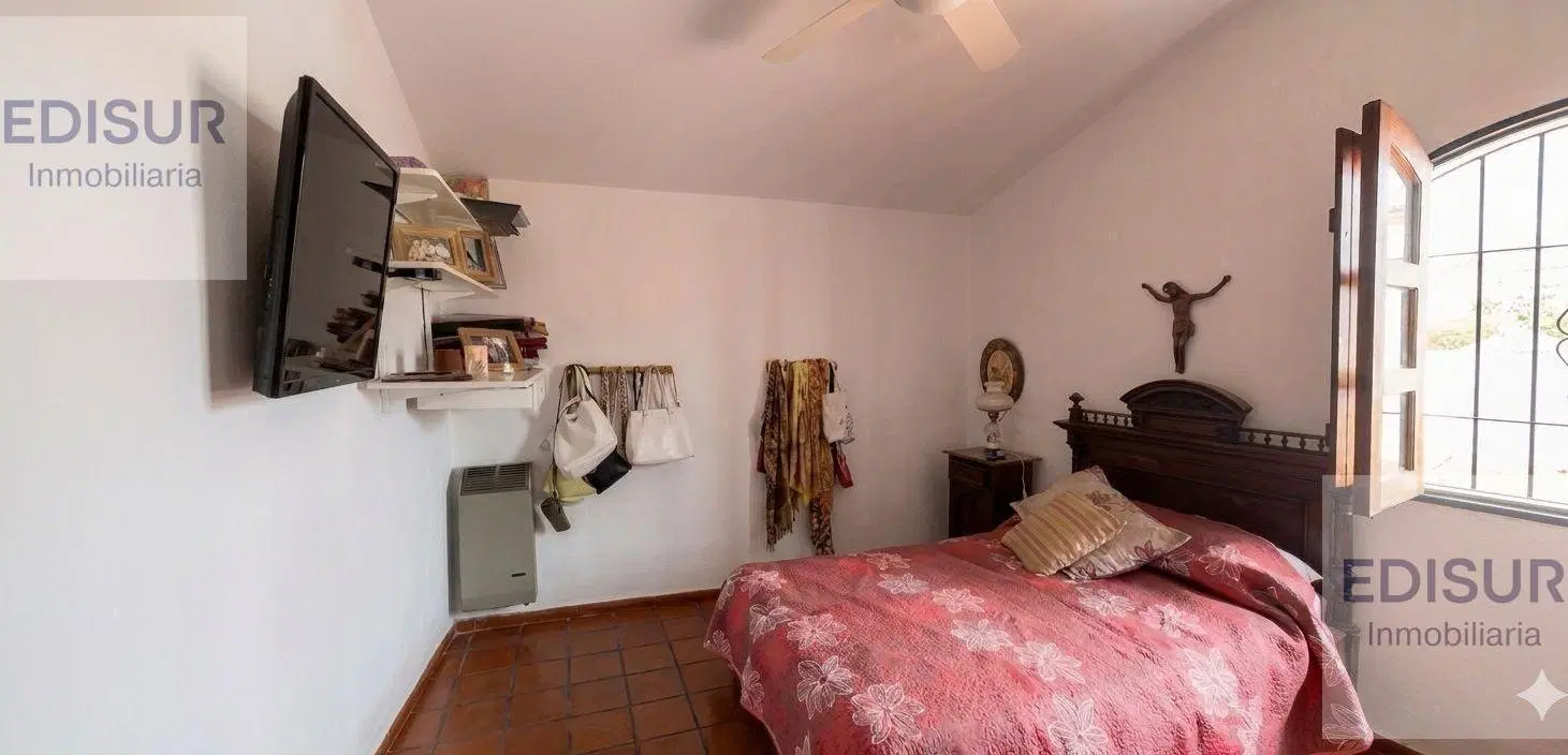 Venta casa estilo colonial barrio URCA 2