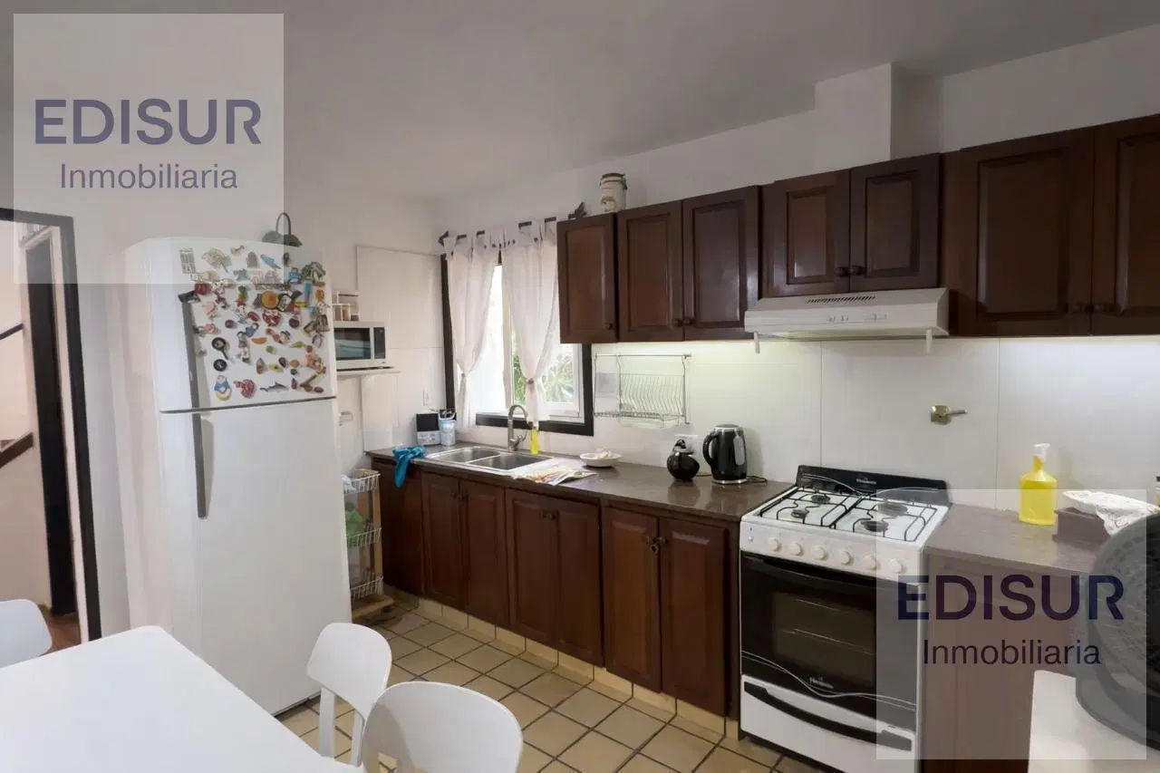 Venta casa estilo colonial barrio URCA 4