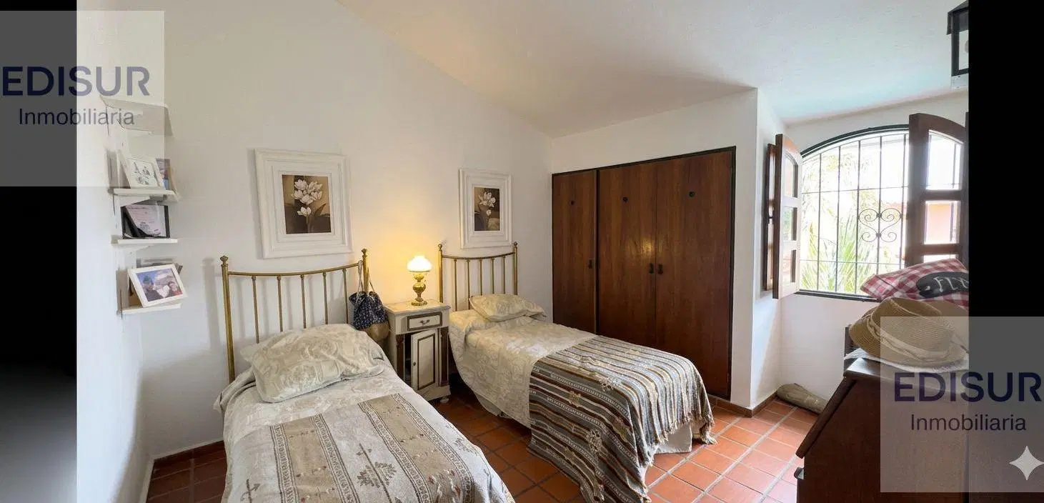 Venta casa estilo colonial barrio URCA 3