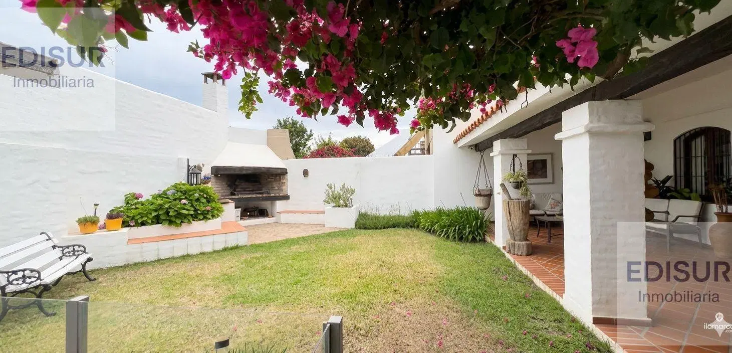 Venta casa estilo colonial barrio URCA 5