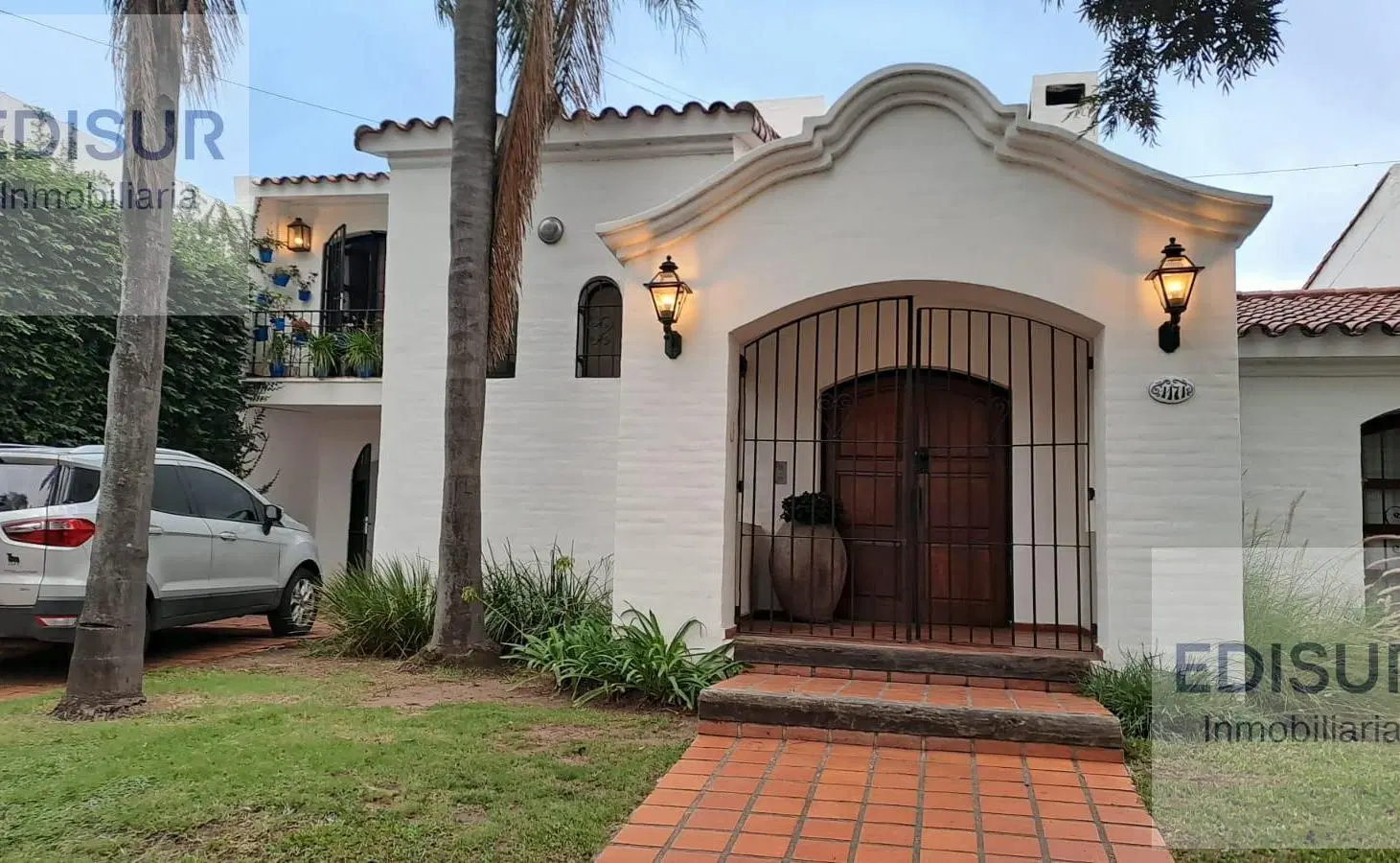 Venta casa estilo colonial barrio URCA 1