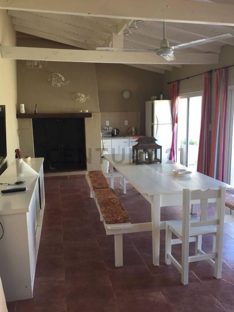 Lopazzo Estudio Inmobiliario Vende Imponente Casa Amueblada en Claromeco. Calle 21 Entre Calles 3
