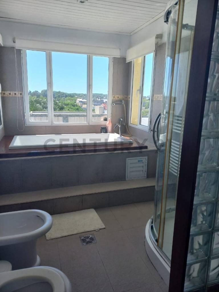 Lopazzo Estudio Inmobiliario Vende Imponente Casa Amueblada en Claromeco. Calle 21 Entre Calles 1