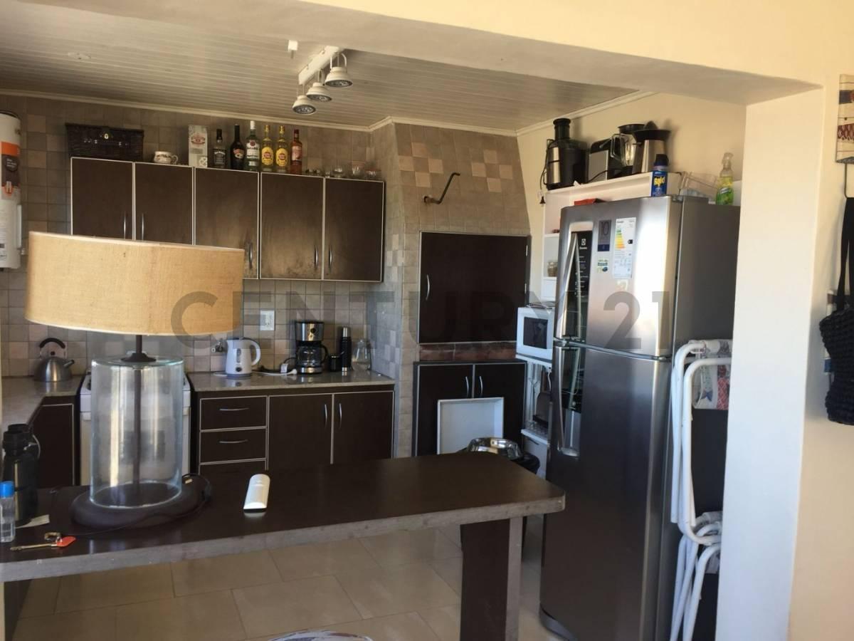 Lopazzo Estudio Inmobiliario Vende Imponente Casa Amueblada en Claromeco. Calle 21 Entre Calles 4