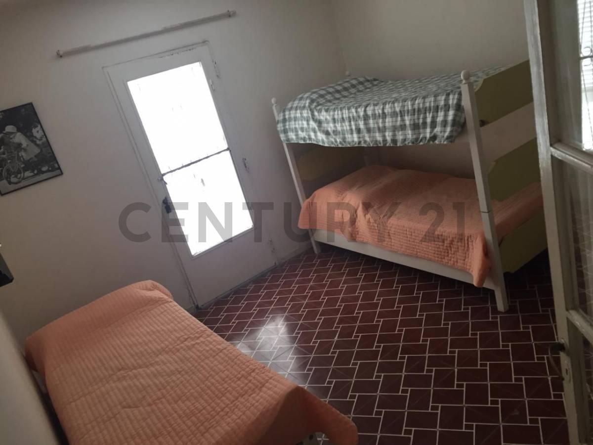 Foto de VENDEMOS CASA EN CLAROMECO A 150 MTS. DEL MAR SOBRE LOTE DE 10X40 CON, imagen 3