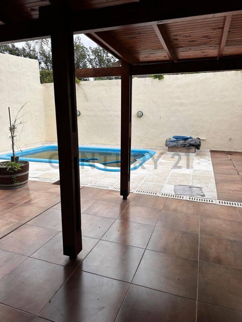VENTA CASA 3 AMB, COCHERA, PILETA, BARRIO SAN CARLOS