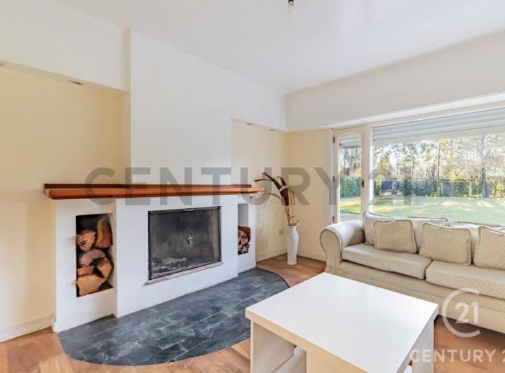 VENTA CASA EN 413 Y 25- 3 HAB., PILETA, GRAN PARQUE 3