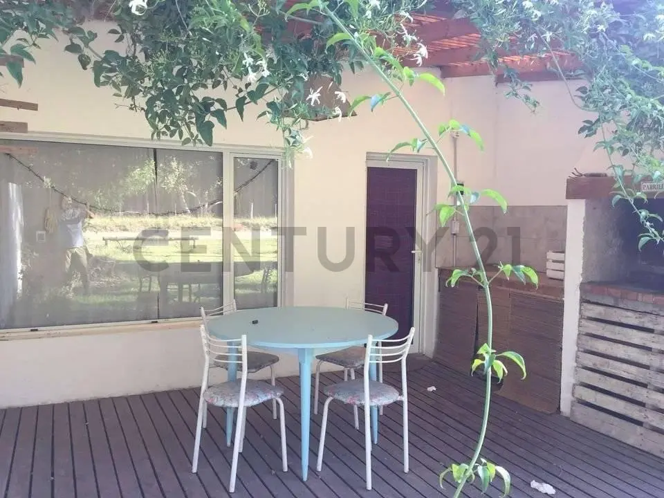 C21 LOPAZZO ESTUDIO INMOBILIARIO Vendemos Casa en Claromeco. 3