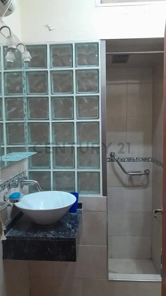 C 21 LOPAZZO - OPORTUNIDAD VENDEMOS CASA REFACCIONADA CON GAS DE RED EN CLAROMECO 4