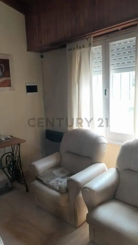 C 21 LOPAZZO - OPORTUNIDAD VENDEMOS CASA REFACCIONADA CON GAS DE RED EN CLAROMECO 3