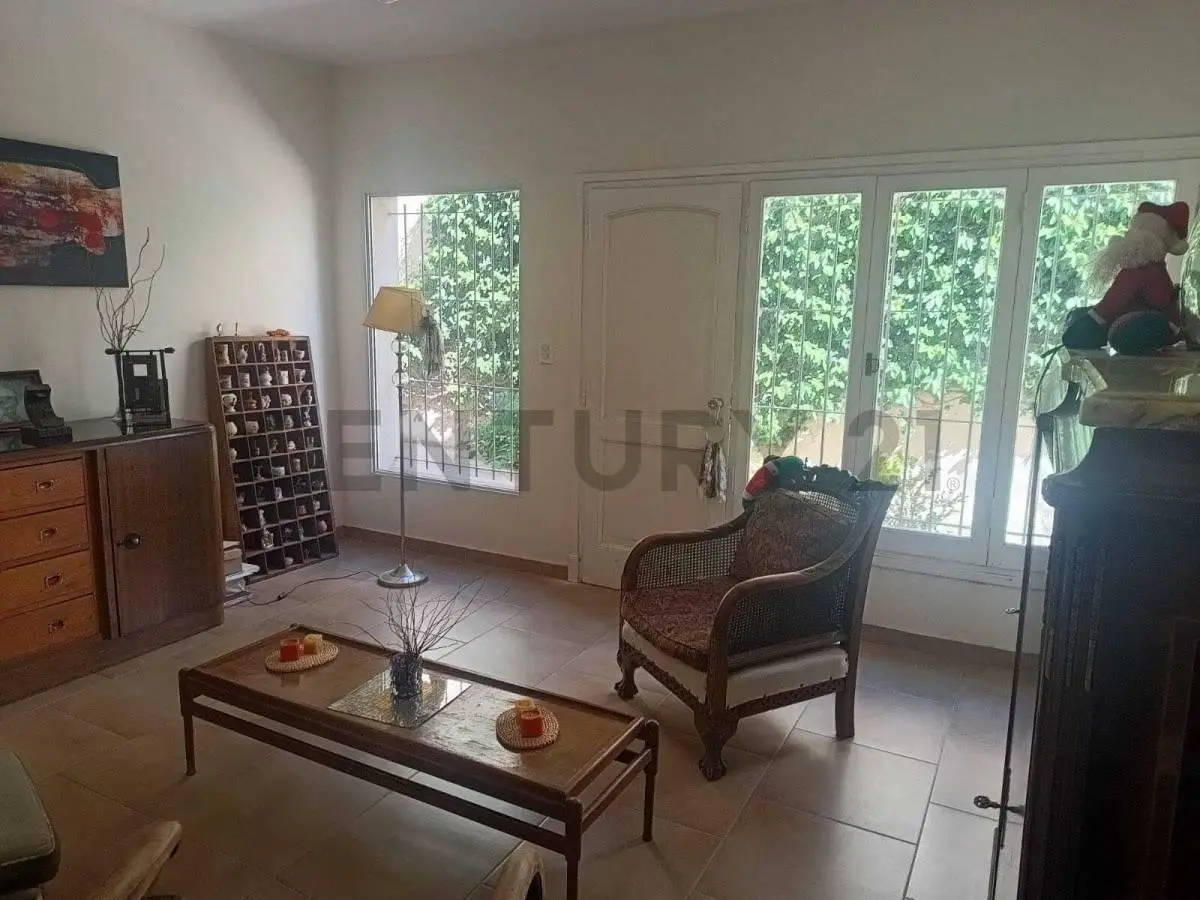 VENTA DE IMPORTANTE PROPIEDAD EN BARRIO RESIDENCIAL 4