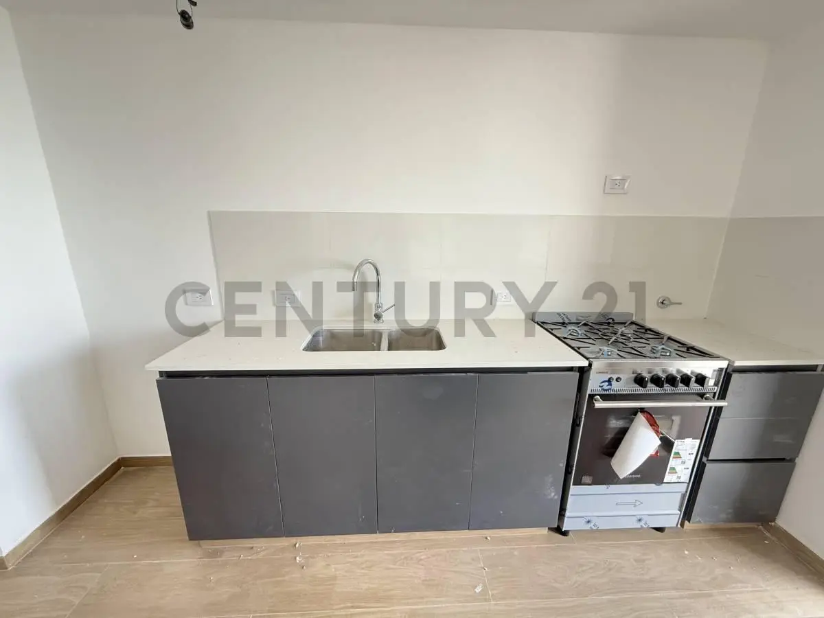Departamento de 3 ambientes contrafrente con excelente distribución en 44 14 y 15 2