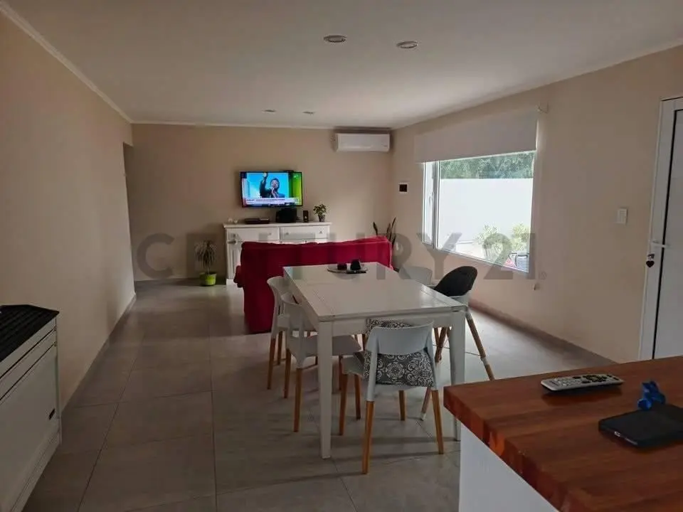OPORTUNIDAD!!! VENDEMOS COMPLEJO DE DOS DUPLEX + CASA EN EXCELENTE ESTADO EN CLAROMECO 5