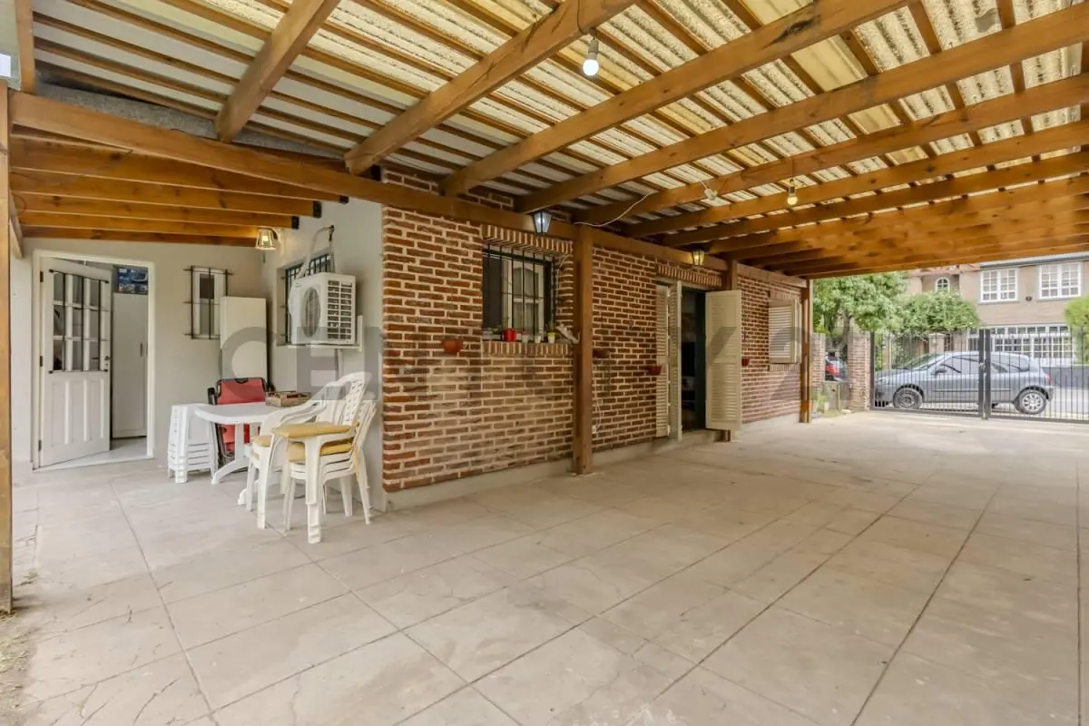 CASA EN VENTA EN GONNET CON TRES DORMITORIOS, PARQUE Y PILETA. 2