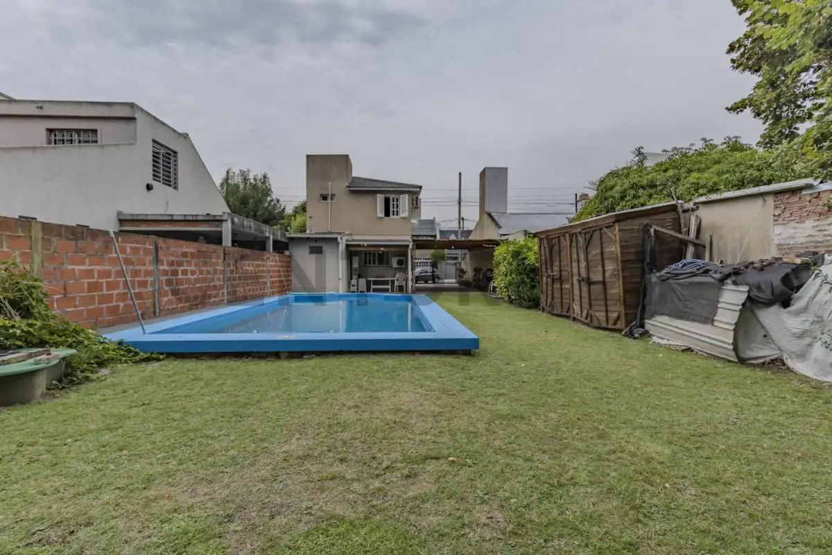 CASA EN VENTA EN GONNET CON TRES DORMITORIOS, PARQUE Y PILETA. 4