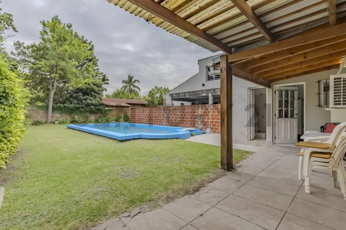 CASA EN VENTA EN GONNET CON TRES DORMITORIOS, PARQUE Y PILETA. 3