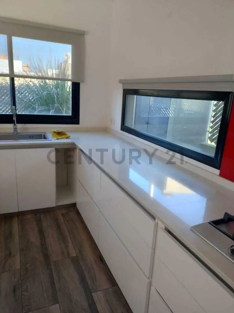 Excelente casa en Arturo Segui 1