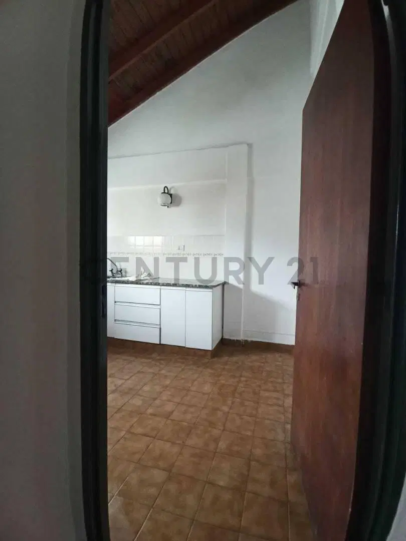 Departamento de 2 dormitorios con placard y escritorio, unico en planta alta al frente- 2