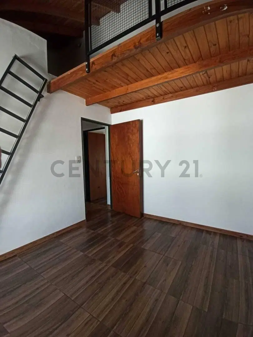 Departamento de 2 dormitorios con placard y escritorio, unico en planta alta al frente- 4