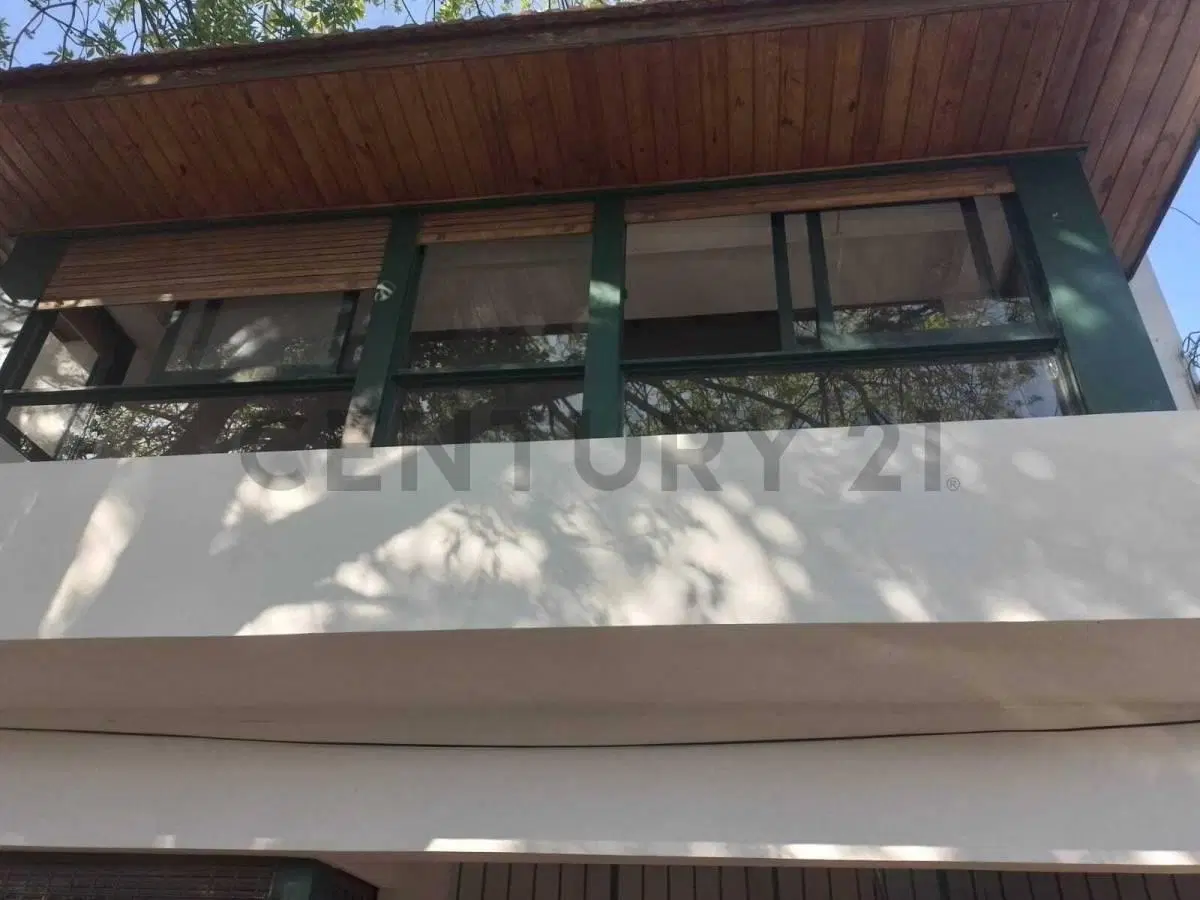 Departamento de 2 dormitorios con placard y escritorio, unico en planta alta al frente- 3