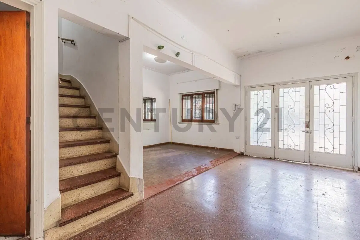 Amplia casa en planta alta, posee garage en planta baja con entrada imperial directa 2