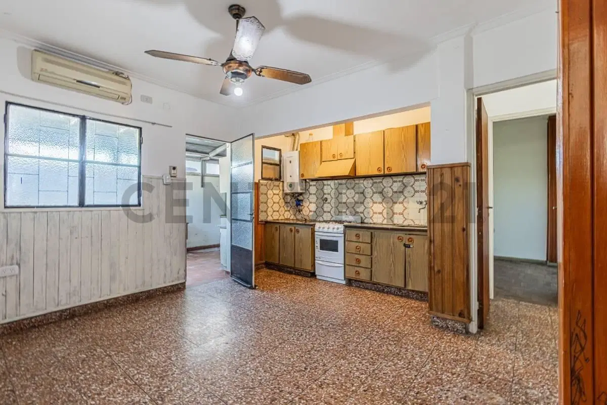 Amplia casa en planta alta, posee garage en planta baja con entrada imperial directa 5