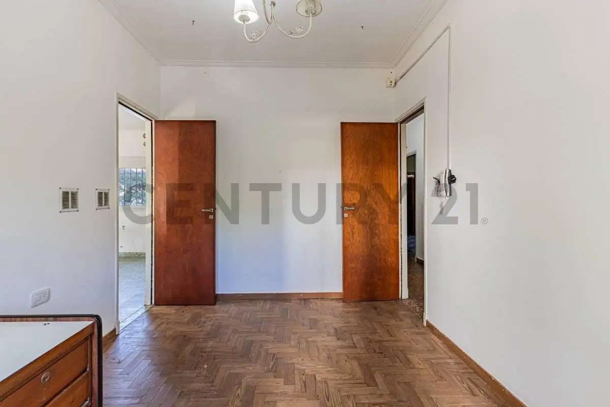Amplia casa en planta alta, posee garage en planta baja con entrada imperial directa 4