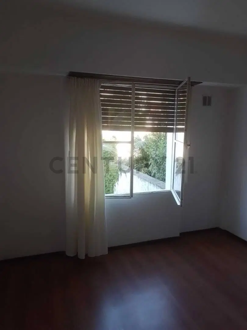 Excelente departamento, amplio y luminoso situado en calle 8 e/ 68 y 69 4