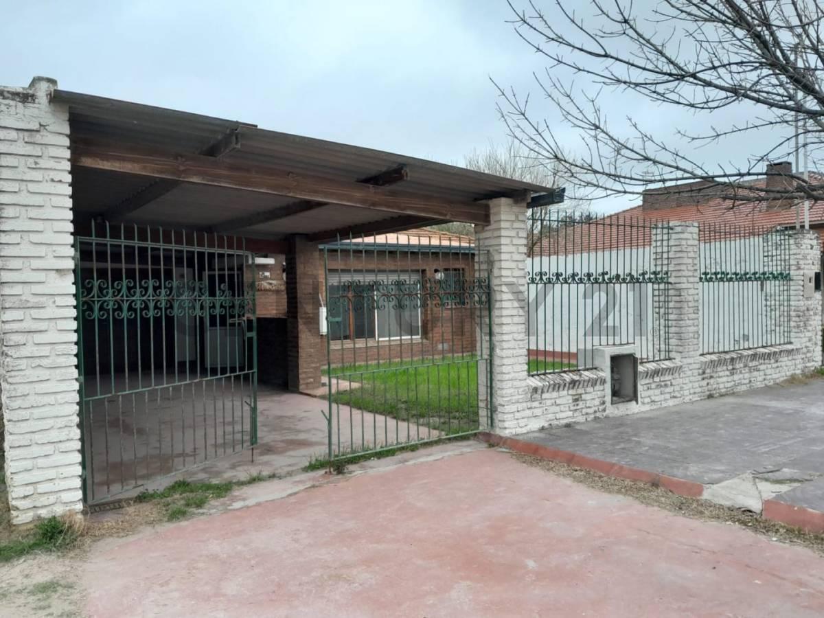 Foto de VENDEMOS CASA EN CLAROMECO SOBRE CALLE ASFALTADA CON GAS DE RED, imagen 1