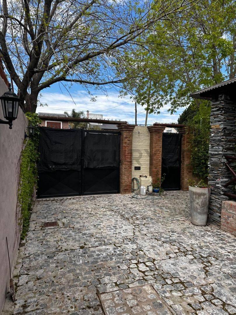 Foto de VENTA CASA 3 AMB, COCHERA, PILETA, BARRIO SAN CARLOS, imagen 1