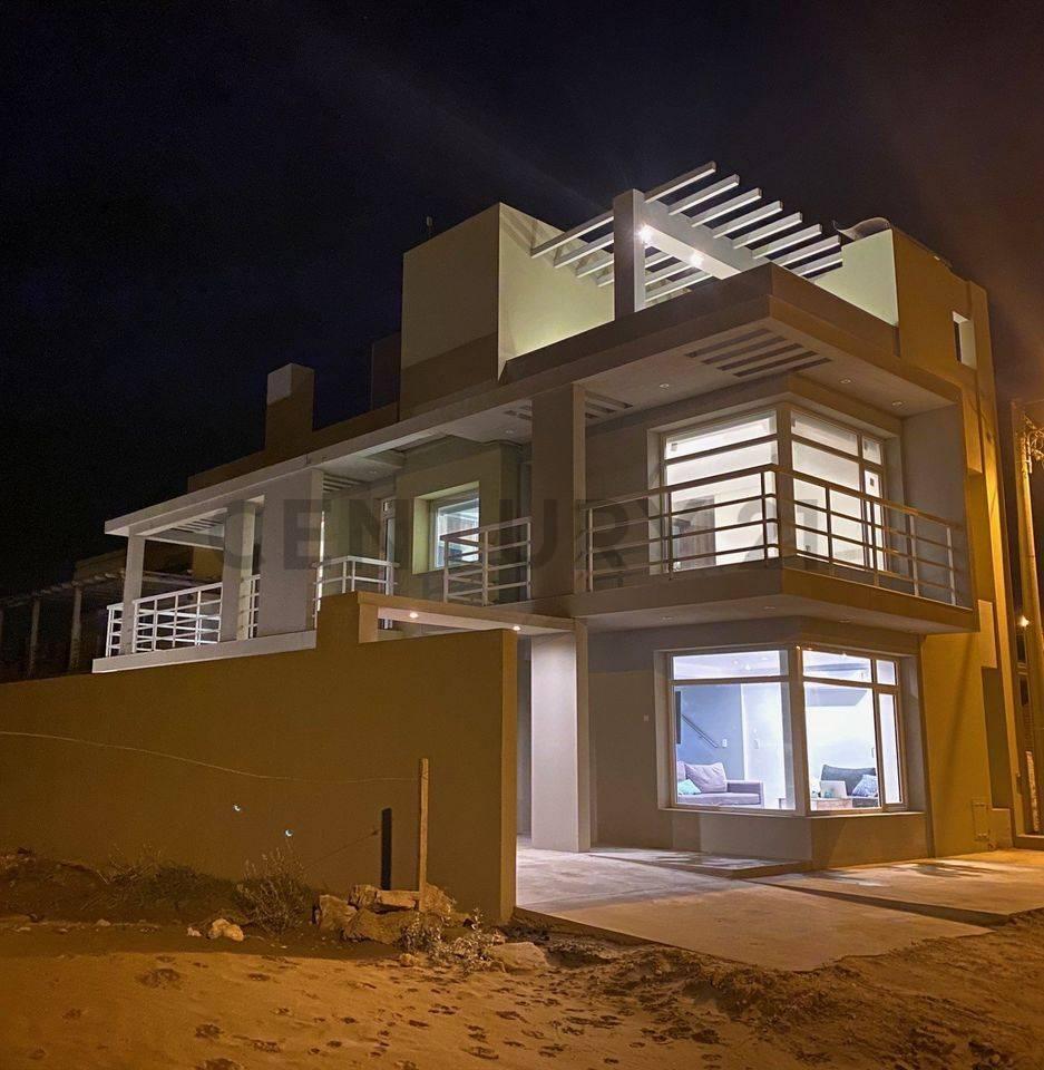 Foto de Vendemos Imponente Casa con Vista al Mar de Claromecó, imagen 1