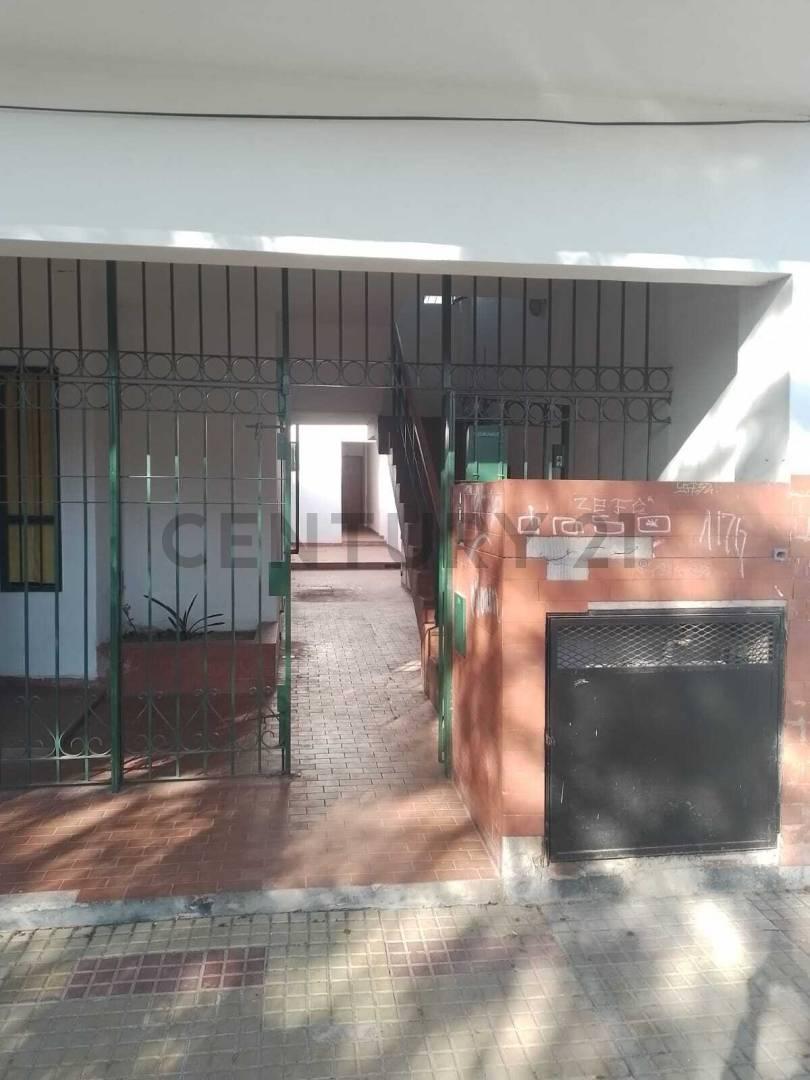 Foto de Departamento de 2 dormitorios con placard y escritorio, unico en planta, imagen 3
