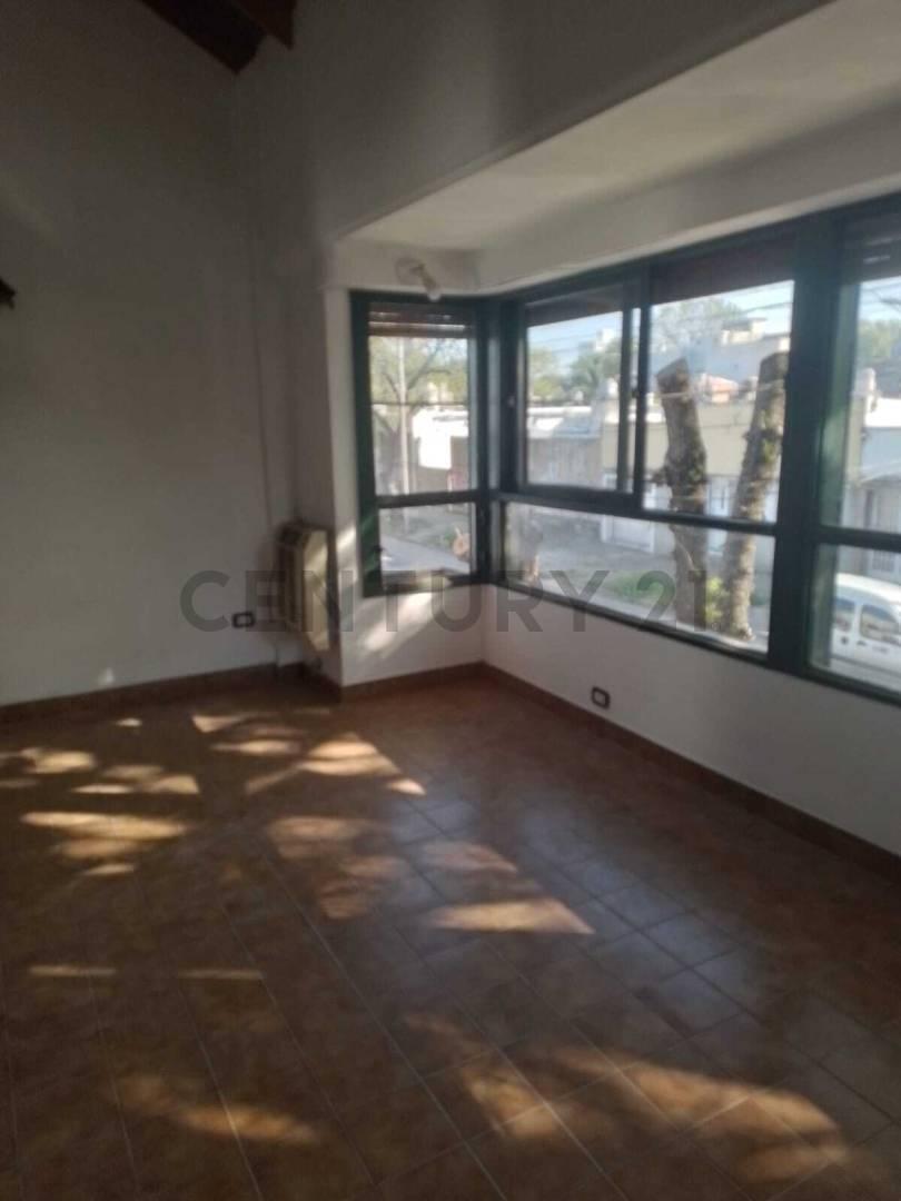 Foto de Departamento de 2 dormitorios con placard y escritorio, unico en planta, imagen 4