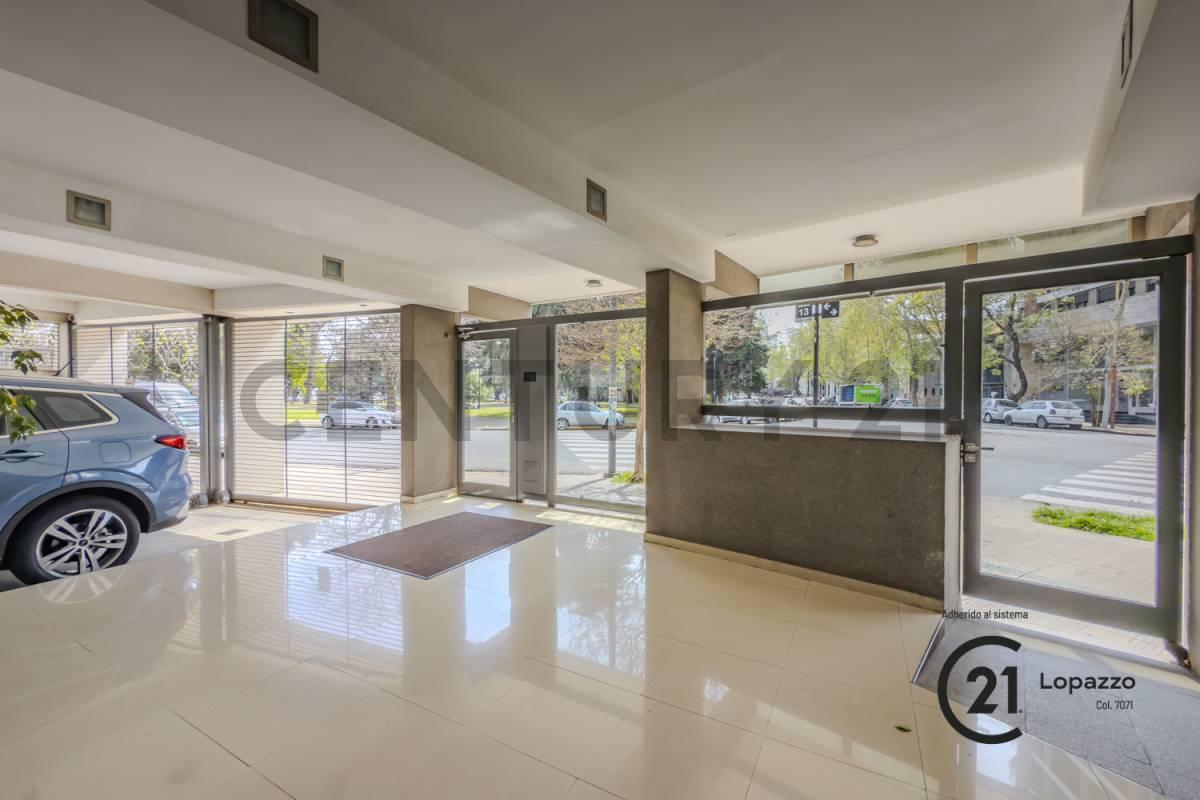 Foto de Departamento en Edificio de Categoría – Frente a Plaza Máximo Paz (13 y, imagen 1