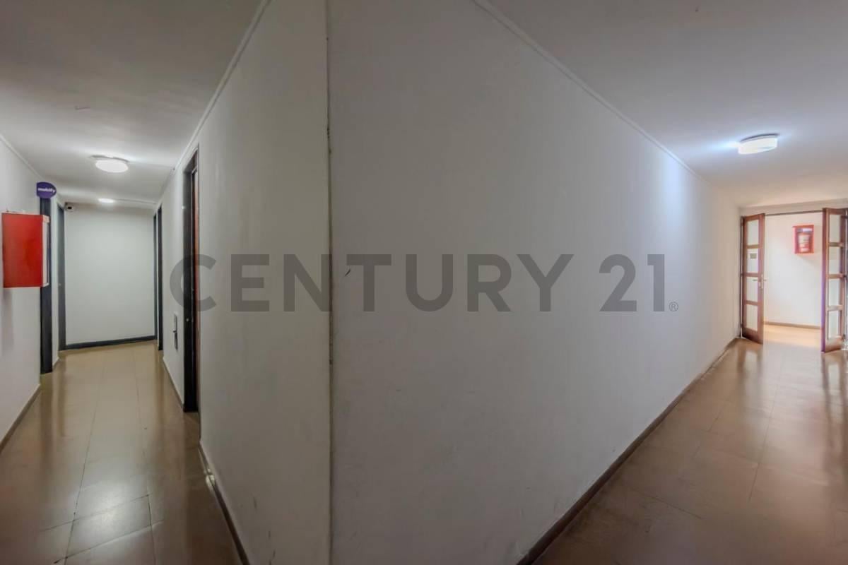 Foto de Oficina con baño privado en Galería Mayo, ciudad de La Plata, imagen 2