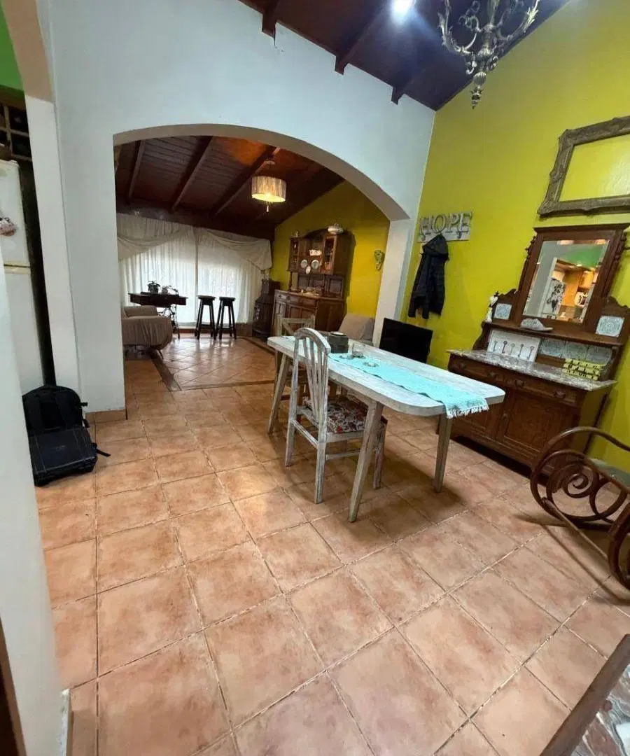 Casa en venta 4 ambientes 2 cocheras 5